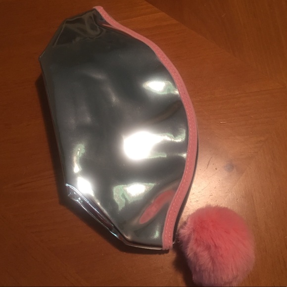 Benefit Cosmetics Roller Dome Makeup Bag - Picture 6 of 7